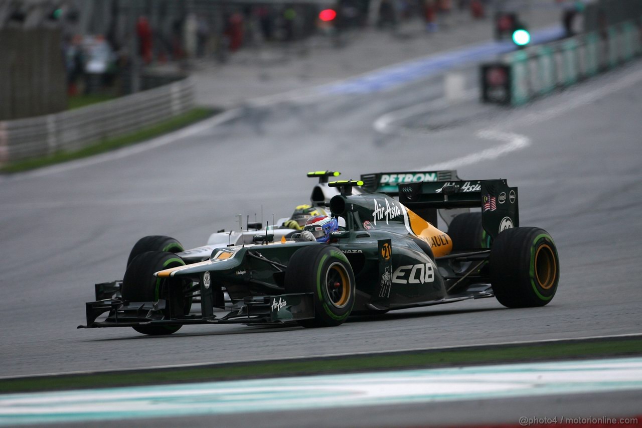 GP MALESIA, 25.03.2012- Gara, Nico Rosberg (GER) Mercedes AMG F1 W03 e Vitaly Petrov (RUS) Caterham F1 Team CT01 