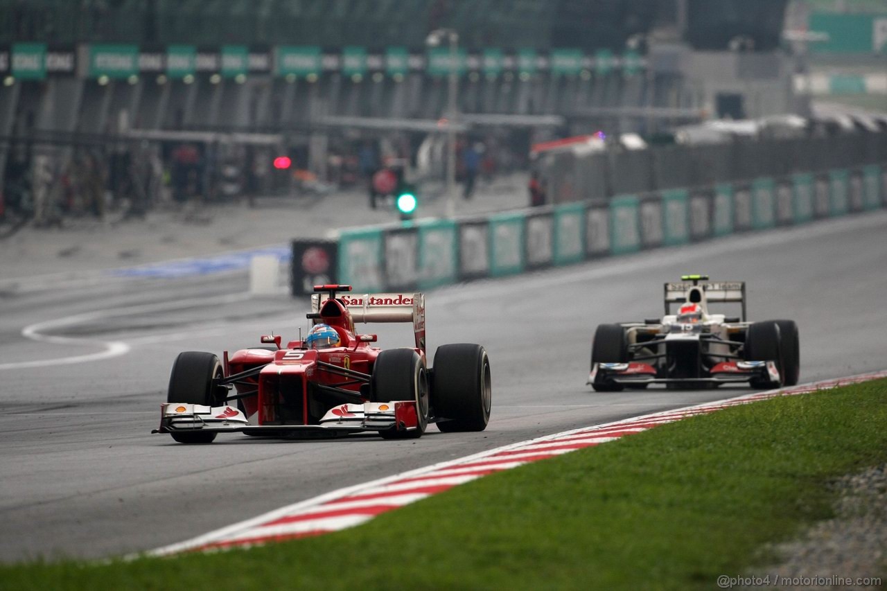 GP MALESIA, 25.03.2012- Gara, Fernando Alonso (ESP) Ferrari F2012 davanti a Sergio Pérez (MEX) Sauber F1 Team C31 