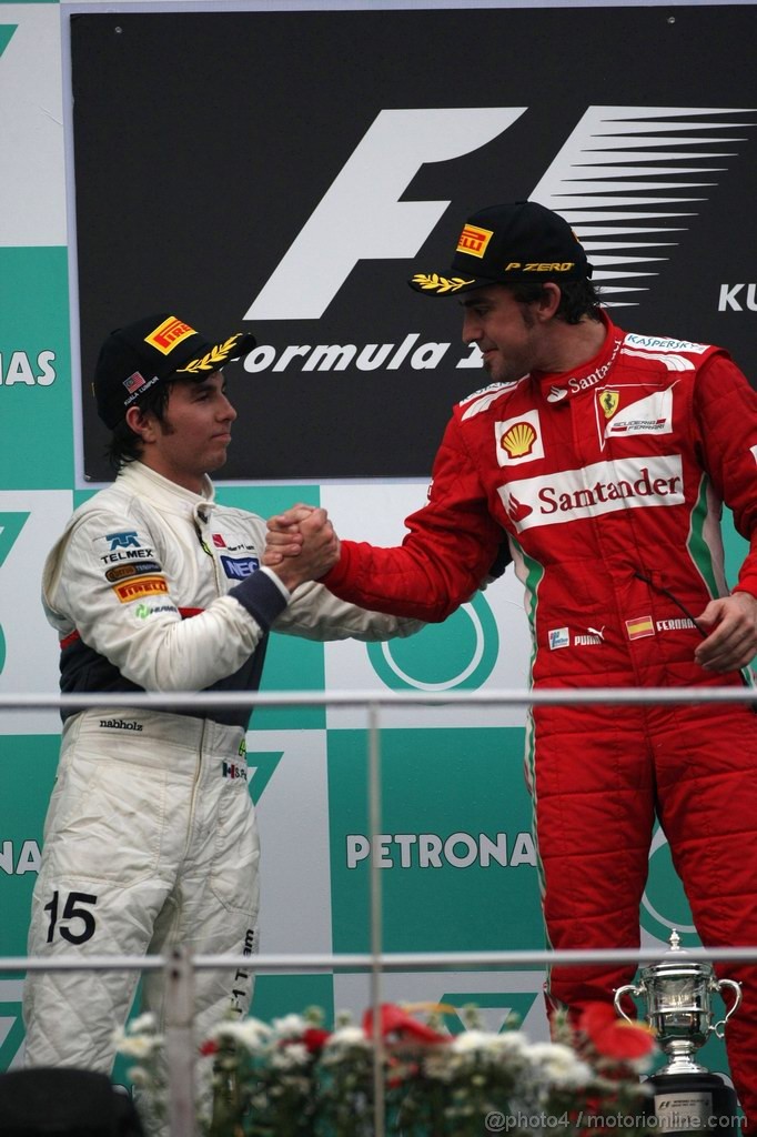GP MALESIA, 25.03.2012- Gara, secondo Sergio Pérez (MEX) Sauber F1 Team C31 e Fernando Alonso (ESP) Ferrari F2012 vincitore 