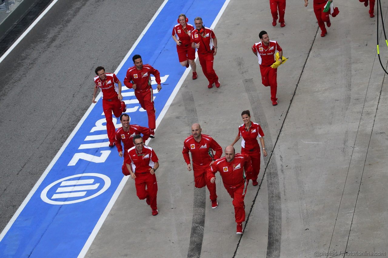GP MALESIA, 25.03.2012- Gara, Ferrari meccanici