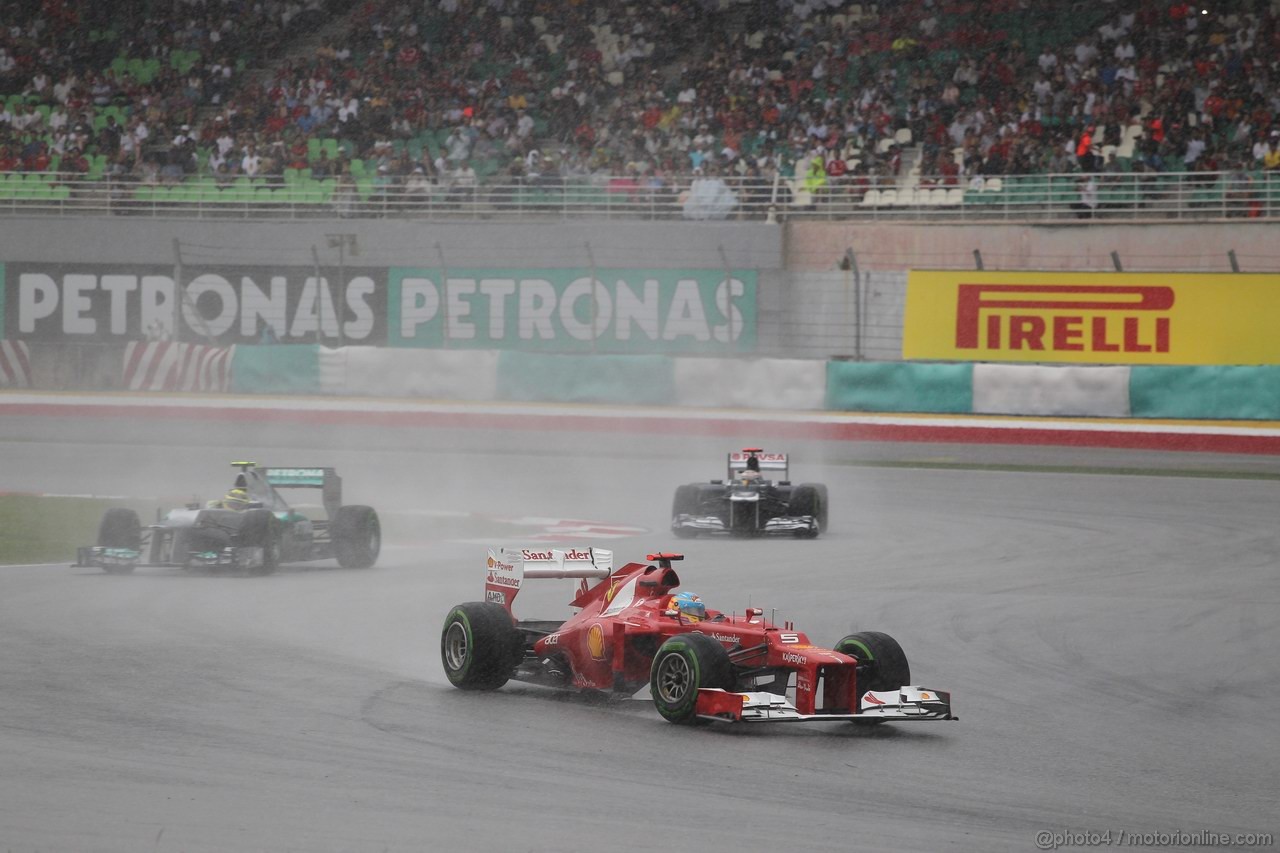 GP MALESIA, 25.03.2012- Gara, Fernando Alonso (ESP) Ferrari F2012 davanti a Nico Rosberg (GER) Mercedes AMG F1 W03 