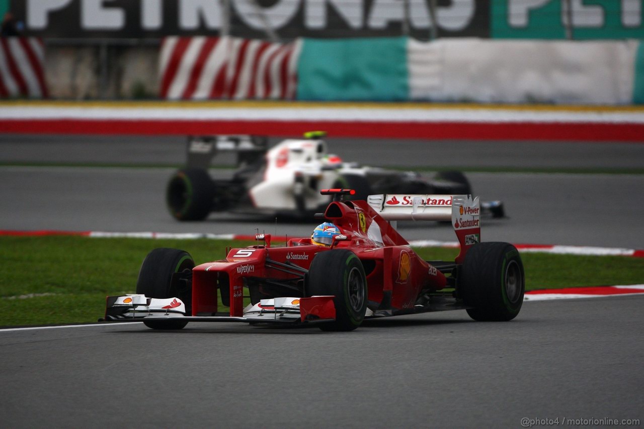 GP MALESIA, 25.03.2012- Gara, Fernando Alonso (ESP) Ferrari F2012 davanti a Sergio Pérez (MEX) Sauber F1 Team C31 