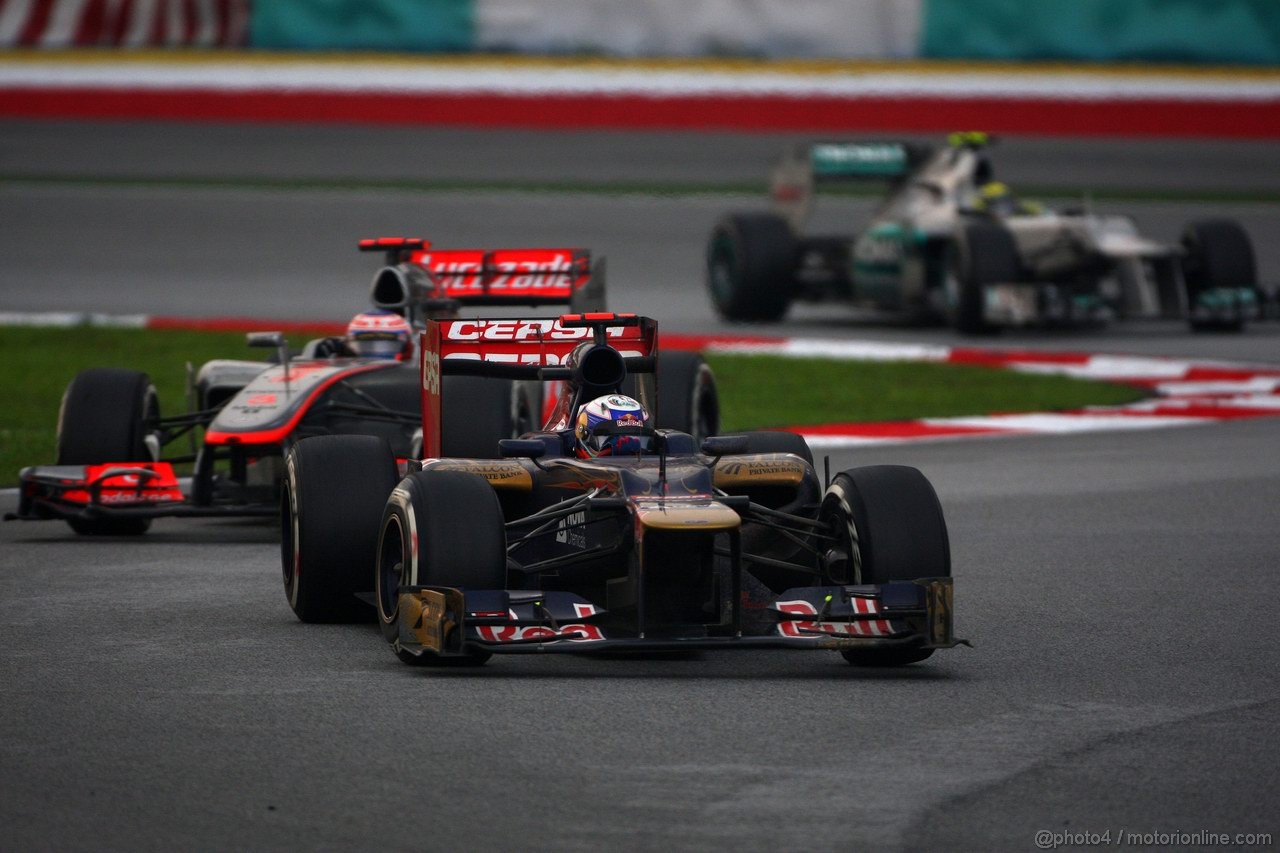 GP MALESIA, 25.03.2012- Gara, Daniel Ricciardo (AUS) Scuderia Toro Rosso STR7 davanti a Jenson Button (GBR) McLaren Mercedes MP4-27 