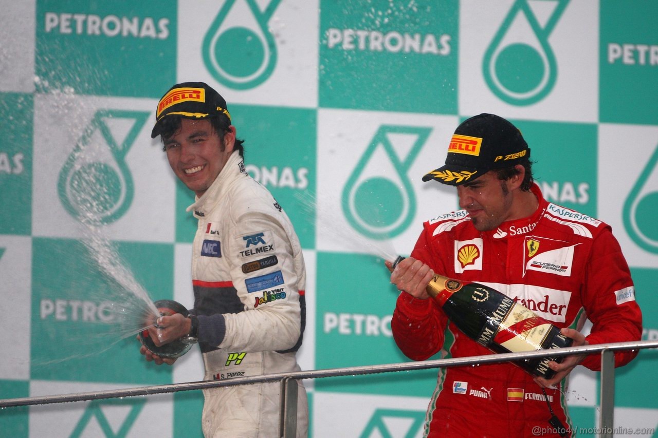 GP MALESIA, 25.03.2012- Gara, Sergio Pérez (MEX) Sauber F1 Team C31 secondo e Fernando Alonso (ESP) Ferrari F2012 vincitore 