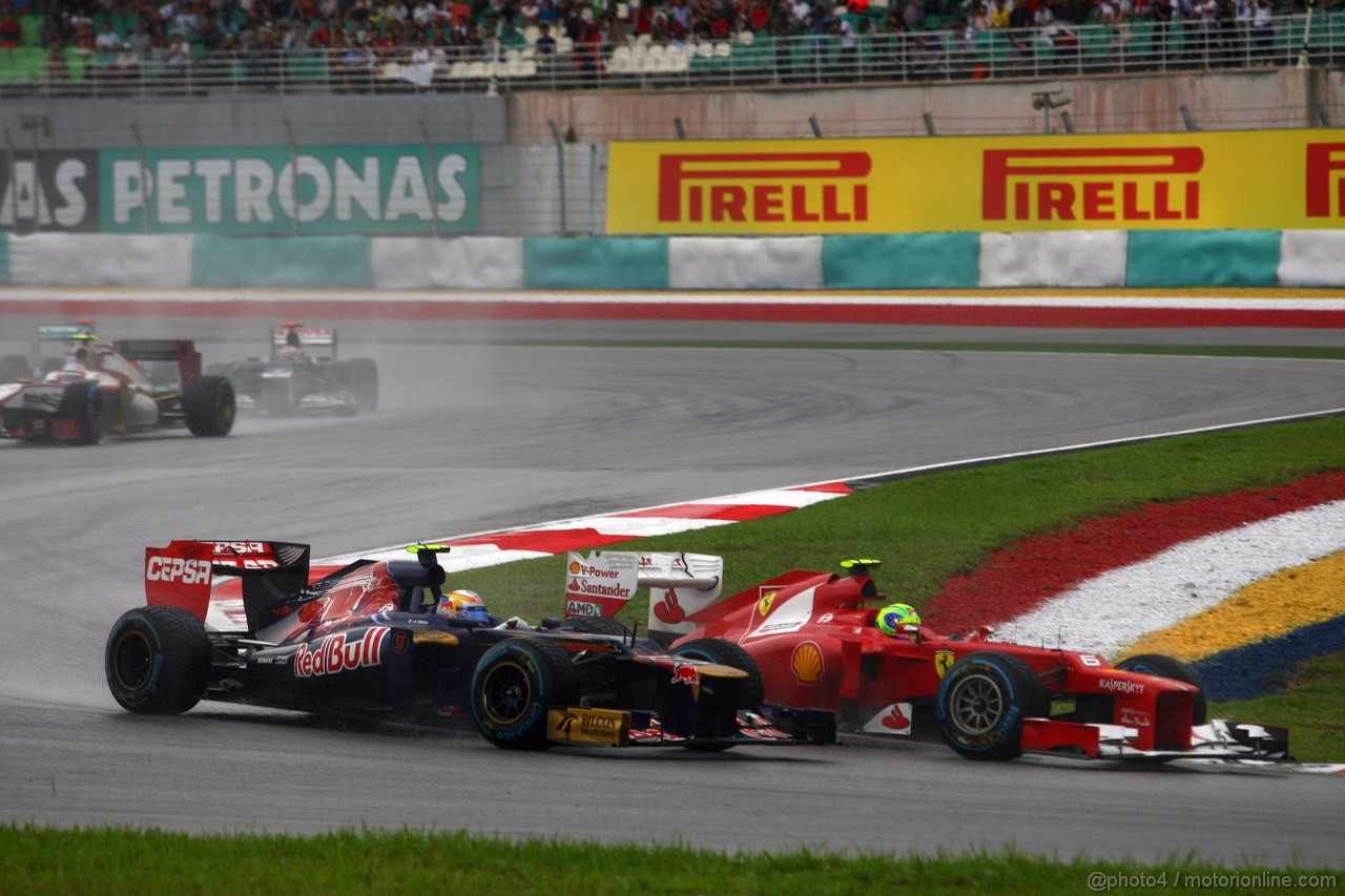 GP MALESIA, 25.03.2012- Gara, Jean-Eric Vergne (FRA) Scuderia Toro Rosso STR7 e Felipe Massa (BRA) Ferrari F2012 