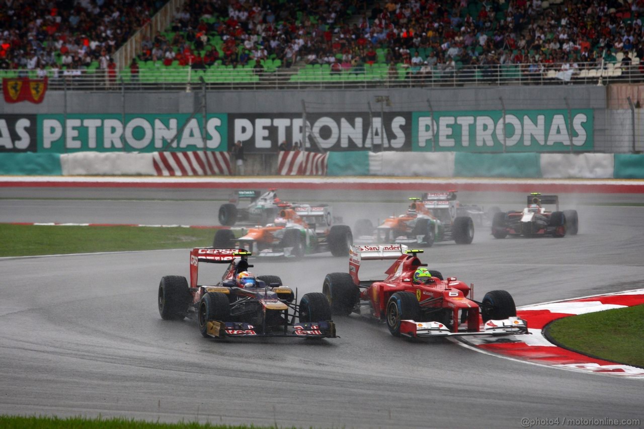 GP MALESIA, 25.03.2012- Gara, Jean-Eric Vergne (FRA) Scuderia Toro Rosso STR7 e Felipe Massa (BRA) Ferrari F2012 