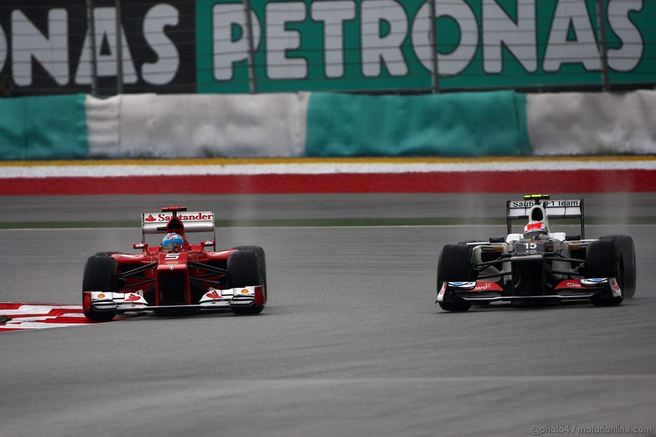GP MALESIA, 25.03.2012- Gara, Fernando Alonso (ESP) Ferrari F2012 e Sergio Pérez (MEX) Sauber F1 Team C31 