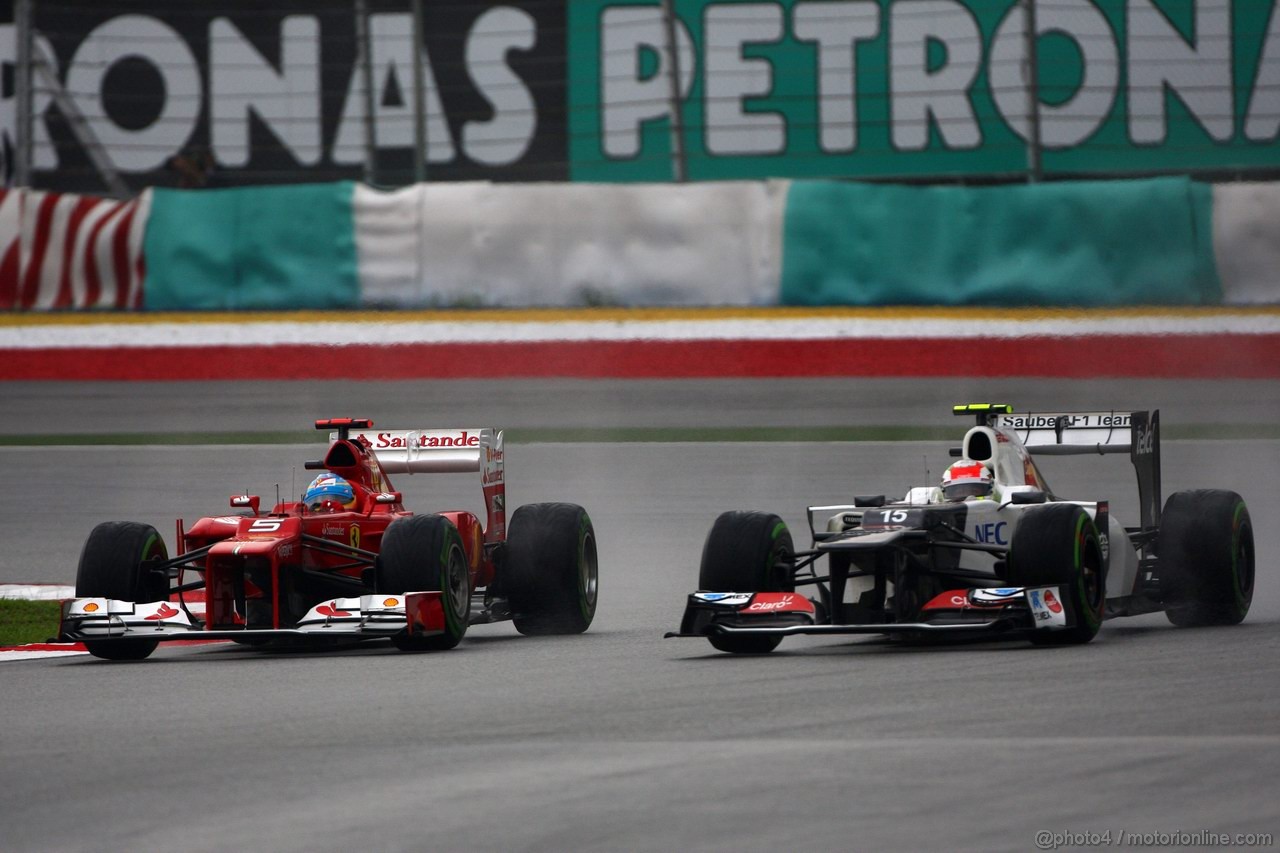GP MALESIA, 25.03.2012- Gara, Fernando Alonso (ESP) Ferrari F2012 e Sergio Pérez (MEX) Sauber F1 Team C31 