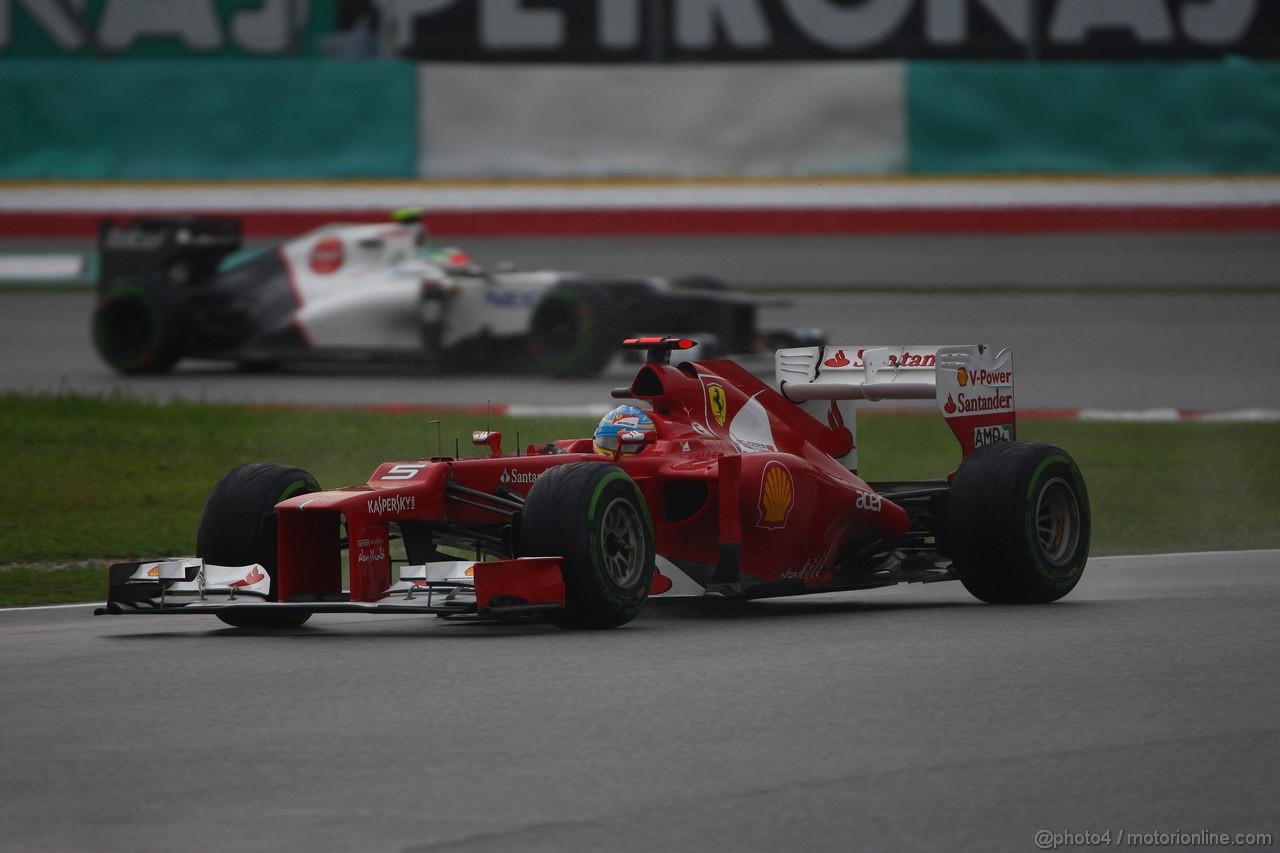 GP MALESIA, 25.03.2012- Gara, Fernando Alonso (ESP) Ferrari F2012 e Sergio Pérez (MEX) Sauber F1 Team C31 