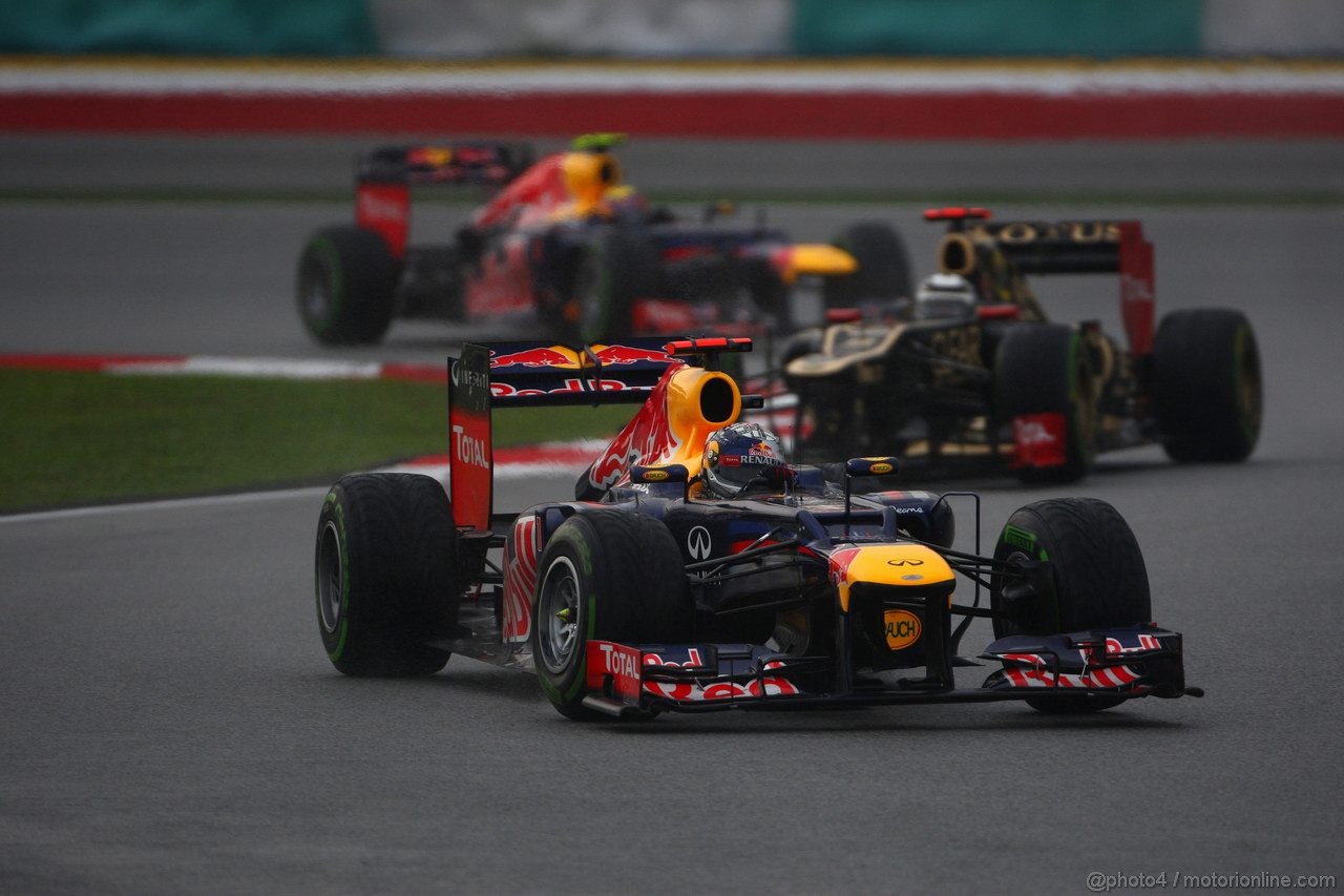 GP MALESIA, 25.03.2012- Gara, Sebastian Vettel (GER) Red Bull Racing RB8 davanti a Kimi Raikkonen (FIN) Lotus F1 Team E20 