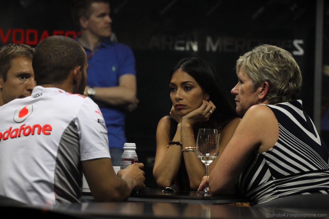GP MALESIA, 25.03.2012- Nicole Scherzinger (USA), Singer in the Pussycat Dolls, girlfriend of Lewis Hamilton (GBR) e the mother of Lewis Hamilton (GBR) McLaren Mercedes MP4-27 