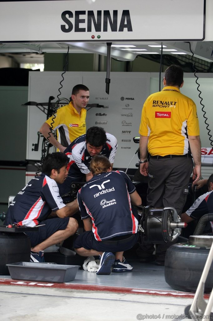 GP MALESIA, 22.03.2012- Mechanics work on the car