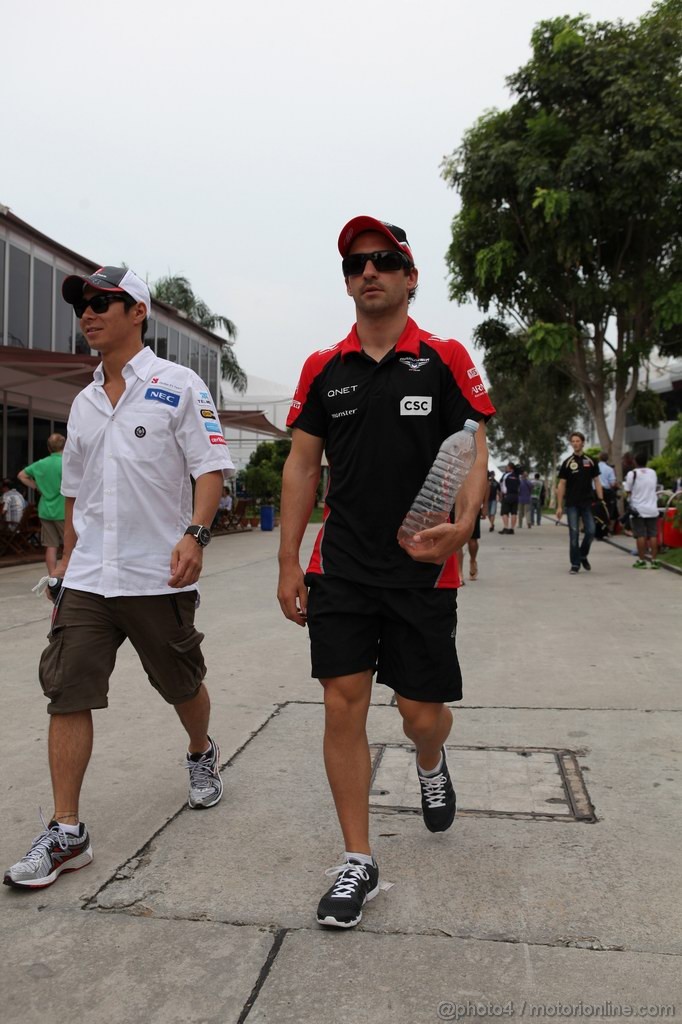 GP MALESIA, 24.03.2012- Kamui Kobayashi (JAP) Sauber F1 Team C31 e Timo Glock (GER) Marussia F1 Team MR01 