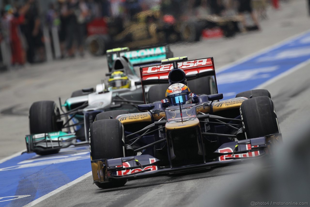 GP MALESIA, 24.03.2012- Prove Libere 3, Sabato, Nico Rosberg (GER) Mercedes AMG F1 W03 e Jean-Eric Vergne (FRA) Scuderia Toro Rosso STR7 