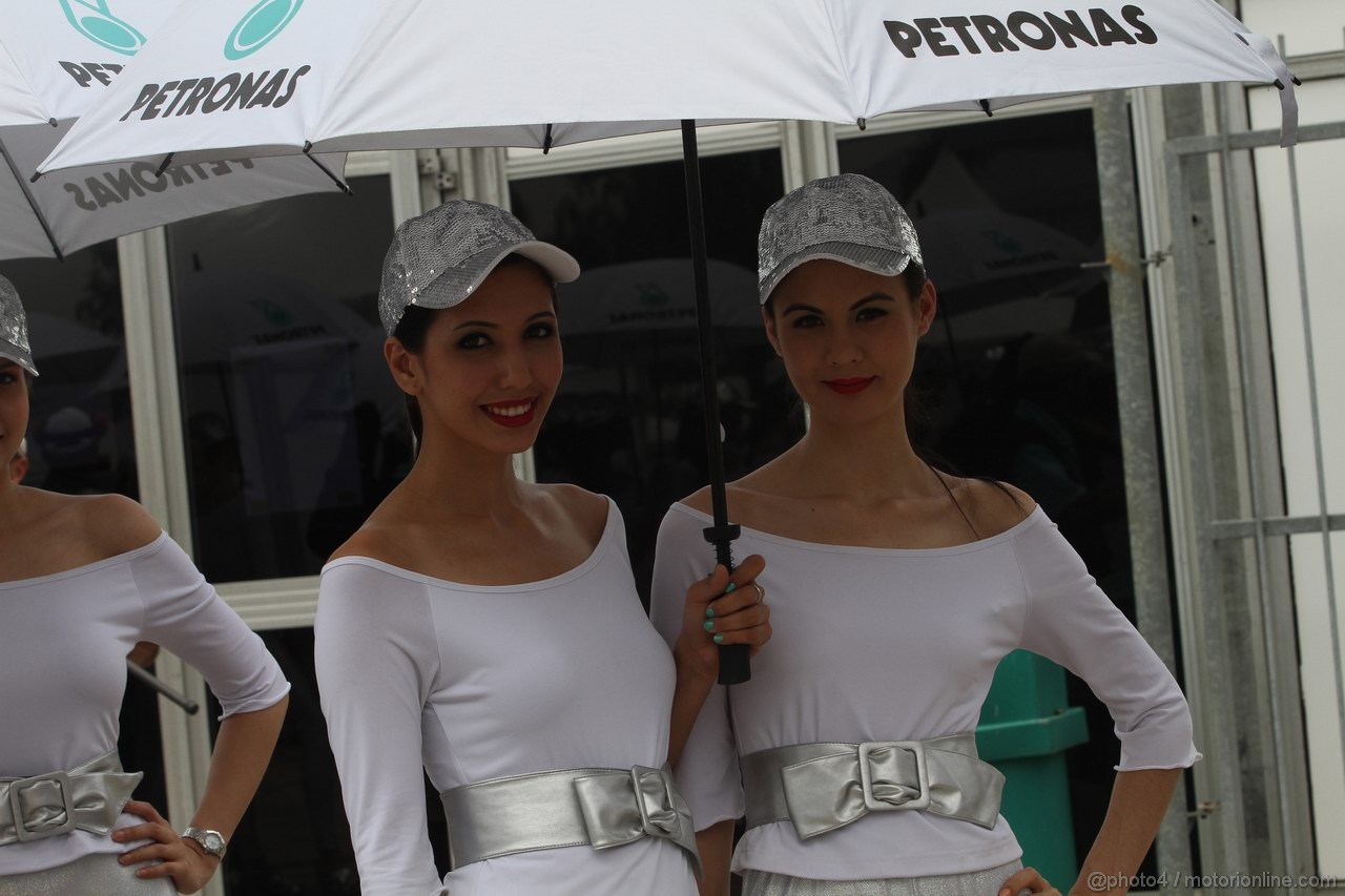 GP MALESIA, 24.03.2012- griglia girls