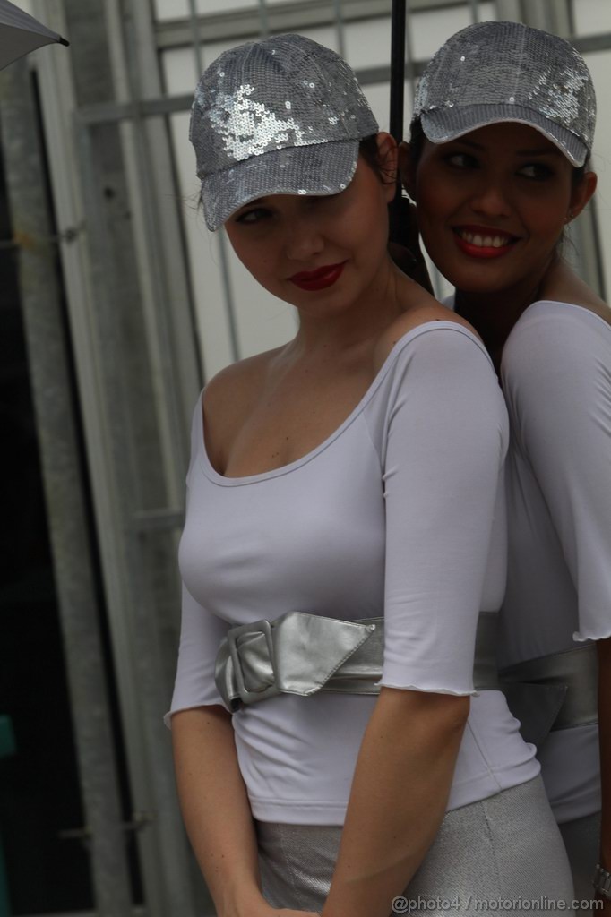 GP MALESIA, 24.03.2012- griglia girls