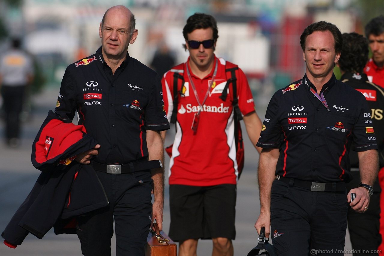 GP MALESIA, 23.03.2012- Adrian Newey (GBR), Red Bull Racing , Technical Operations Director, Fernando Alonso (ESP) Ferrari F2012 e Christian Horner (GBR), Red Bull Racing, Sporting Director 