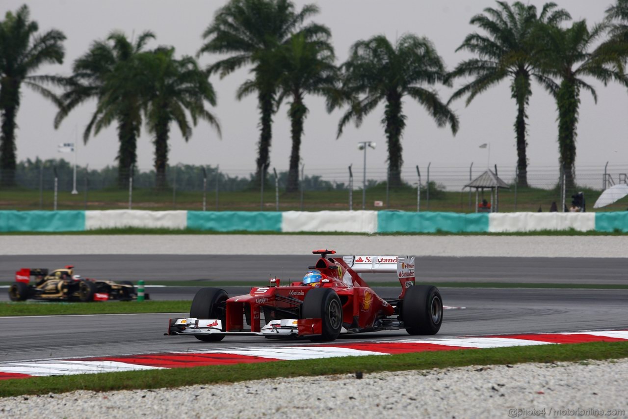 GP MALESIA, 23.03.2012- Prove Libere 1, Fernando Alonso (ESP) Ferrari F2012 davanti a Kimi Raikkonen (FIN) Lotus F1 Team E20 