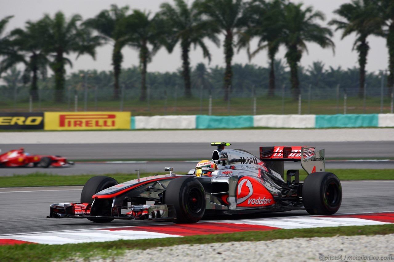 GP MALESIA, 23.03.2012- Prove Libere 1, Lewis Hamilton (GBR) McLaren Mercedes MP4-27 davanti a Fernando Alonso (ESP) Ferrari F2012 