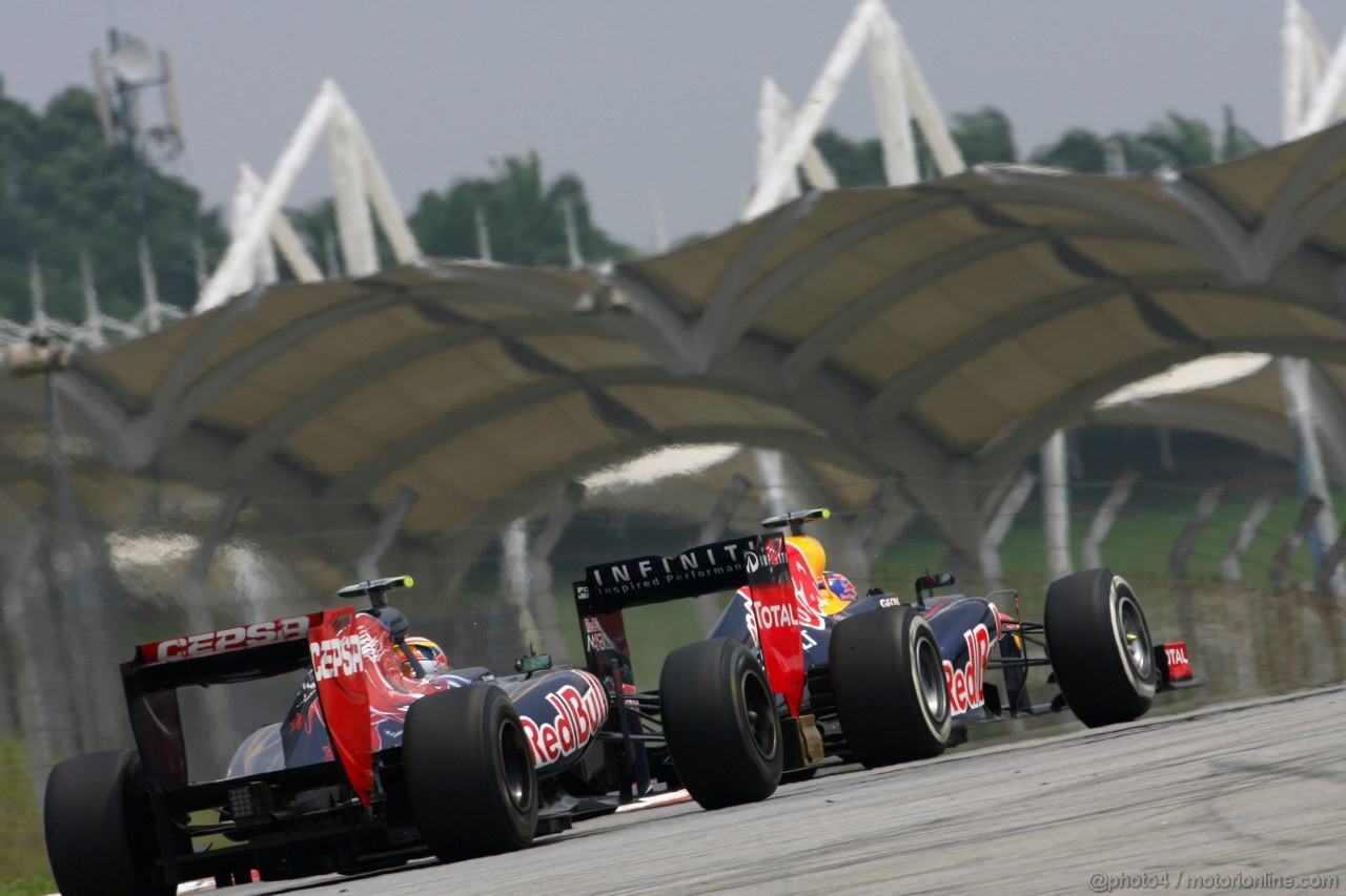 GP MALESIA, 23.03.2012- Jean-Eric Vergne (FRA) Scuderia Toro Rosso STR7 e Mark Webber (AUS) Red Bull Racing RB8 