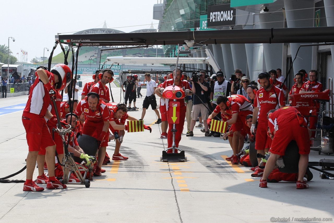 GP MALESIA, 23.03.2012- Prove Libere 2, Mechanics of Ferrari  