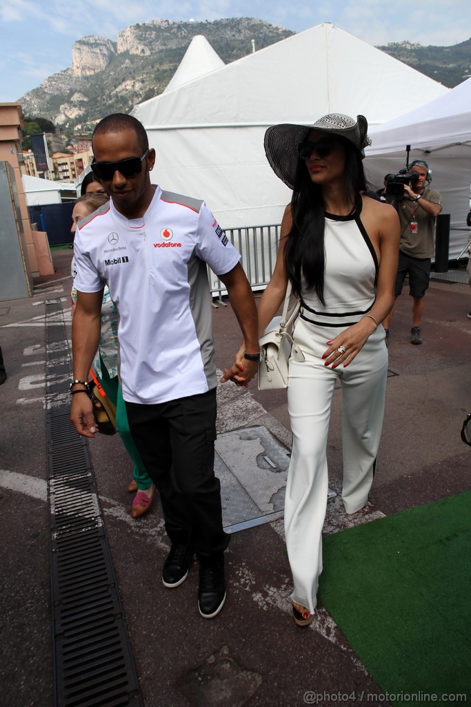 GP MONACO, 27.05.2012- Lewis Hamilton (GBR) McLaren Mercedes MP4-27 e Domenica Nicole Scherzinger (USA)