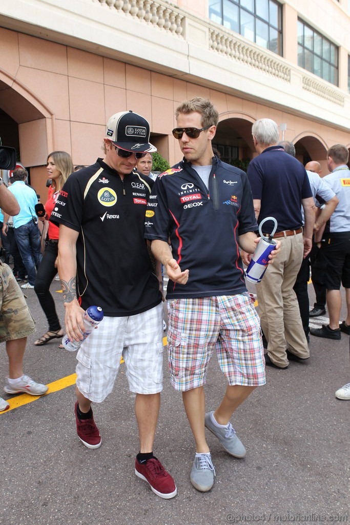 GP MONACO, 27.05.2012- Kimi Raikkonen (FIN) Lotus F1 Team E20 e Sebastian Vettel (GER) Red Bull Racing RB8 