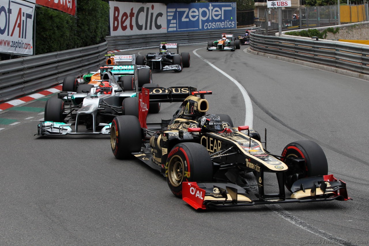 GP MONACO, 27.05.2012- Gara, Kimi Raikkonen (FIN) Lotus F1 Team E20 e Michael Schumacher (GER) Mercedes AMG F1 W03 