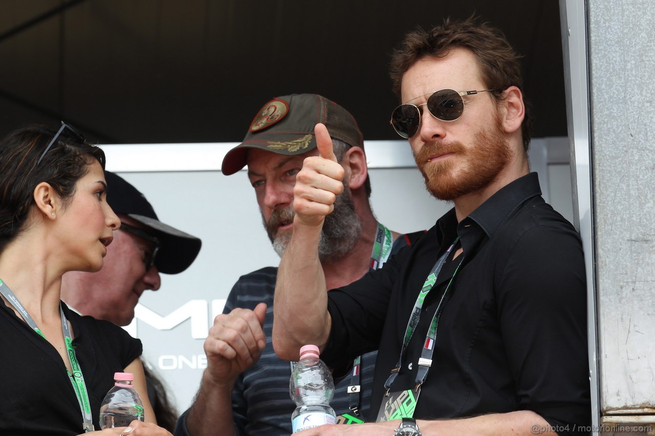 GP MONACO, 27.05.2012- Gara, (L to R): Liam Cunningham (IRE) Actor e Michael Fassbender (IRE) Actor