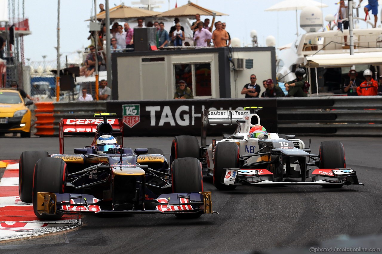 GP MONACO, 27.05.2012- Gara, Jean-Eric Vergne (FRA) Scuderia Toro Rosso STR7 e Sergio Prez (MEX) Sauber F1 Team C31 