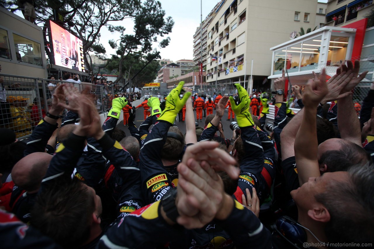GP MONACO, 27.05.2012- Gara, Mechanics Red Bull celebrate the victory of Mark Webber (AUS) Red Bull Racing RB8 