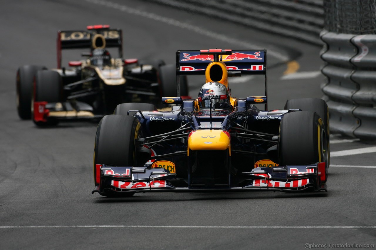 GP MONACO, 27.05.2012- Gara, Sebastian Vettel (GER) Red Bull Racing RB8 davanti a Kimi Raikkonen (FIN) Lotus F1 Team E20 