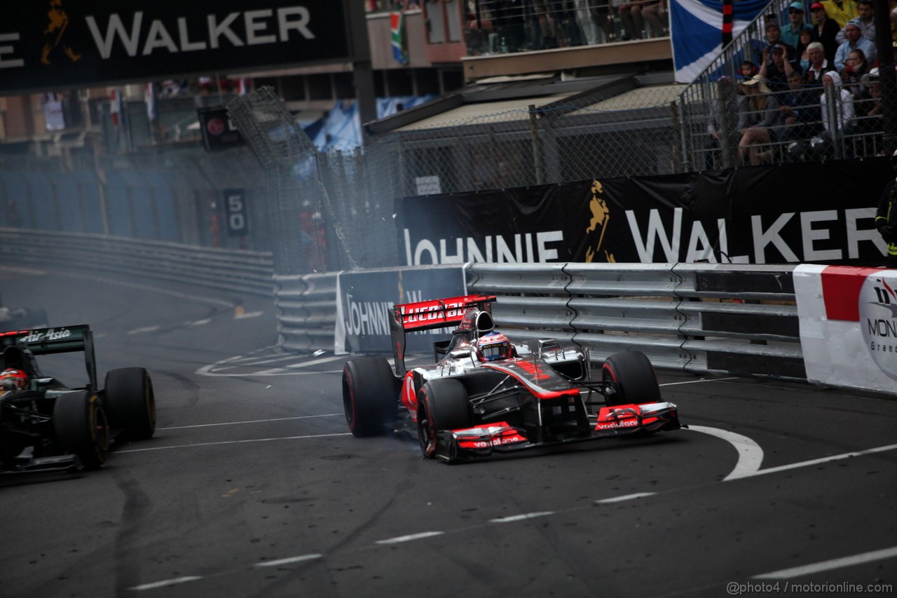 GP MONACO, 27.05.2012- Gara, Crash, Heikki Kovalainen (FIN) Caterham F1 Team CT01 e Jenson Button (GBR) McLaren Mercedes MP4-27 