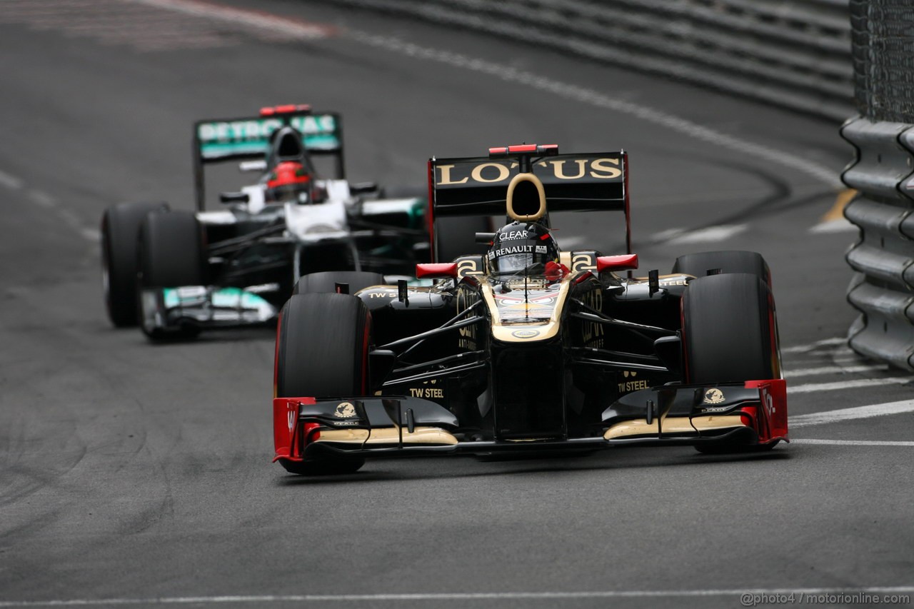 GP MONACO, 27.05.2012- Gara, Kimi Raikkonen (FIN) Lotus F1 Team E20 davanti a Michael Schumacher (GER) Mercedes AMG F1 W03 