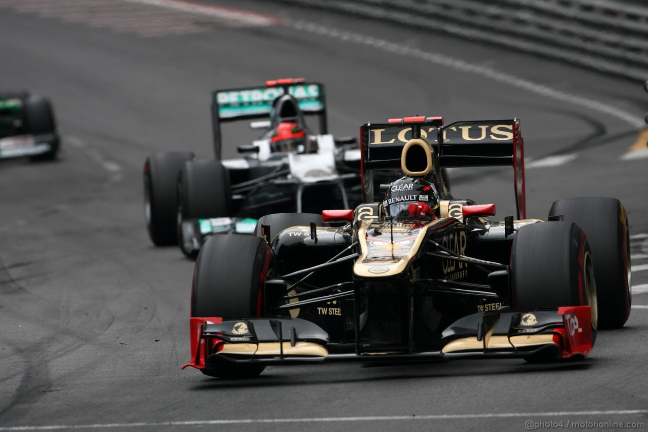 GP MONACO, 27.05.2012- Gara, Kimi Raikkonen (FIN) Lotus F1 Team E20 davanti a Michael Schumacher (GER) Mercedes AMG F1 W03