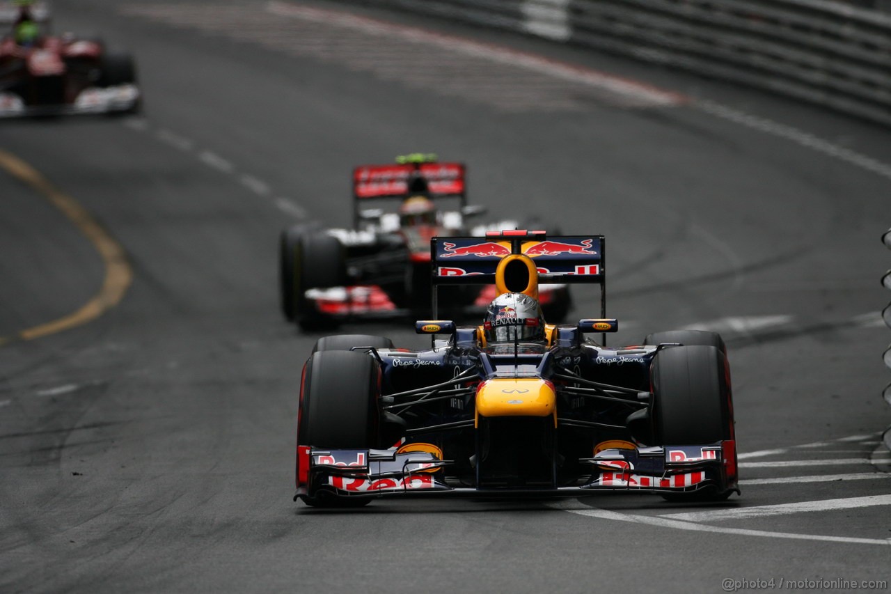 GP MONACO, 27.05.2012- Gara, Sebastian Vettel (GER) Red Bull Racing RB8 davanti a Lewis Hamilton (GBR) McLaren Mercedes MP4-27 