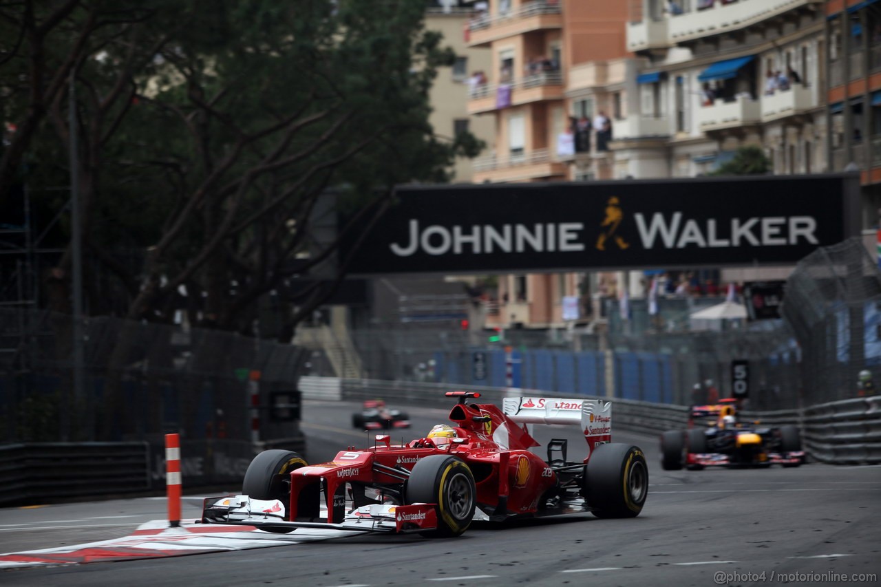 GP MONACO, 27.05.2012- Gara, Fernando Alonso (ESP) Ferrari F2012 davanti a Sebastian Vettel (GER) Red Bull Racing RB8 