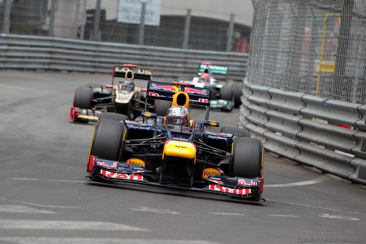 GP MONACO, 27.05.2012- Gara, Sebastian Vettel (GER) Red Bull Racing RB8 davanti a Kimi Raikkonen (FIN) Lotus F1 Team E20