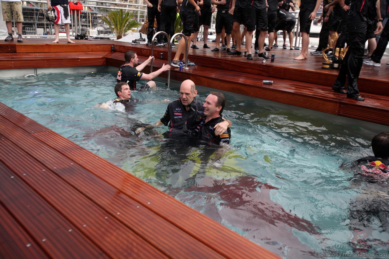 GP MONACO, 27.05.2012- Festeggiamenti, Mark Webber (AUS) Red Bull Racing RB8 vincitore, Adrian Newey (GBR), Red Bull Racing , Technical Operations Director e Christian Horner (GBR), Red Bull Racing, Sporting Director