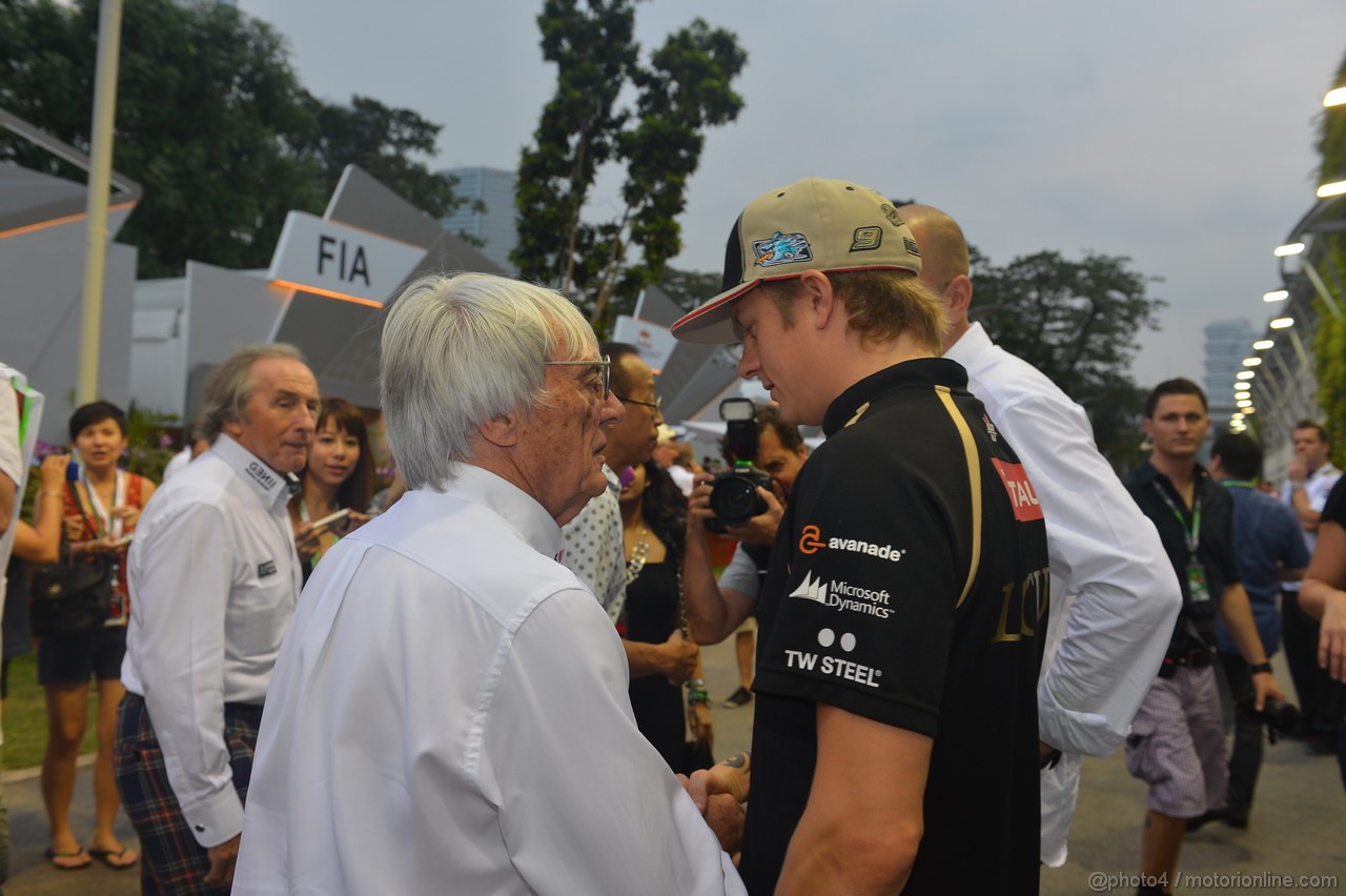 GP SINGAPORE, 23.09.2012 - Kimi Raikkonen (FIN) Lotus F1 Team E20 with Bernie Ecclestone (GBR), President e CEO of Formula One Management