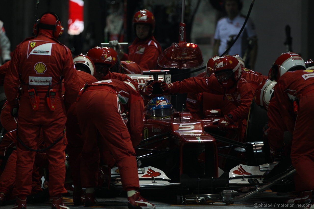 GP SINGAPORE, 23.09.2012 - Gara, Fernando Alonso (ESP) Ferrari F2012 pit stop