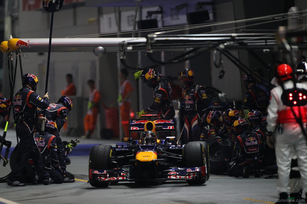 GP SINGAPORE, 23.09.2012 - Gara, Sebastian Vettel (GER) Red Bull Racing RB8 - pit stop