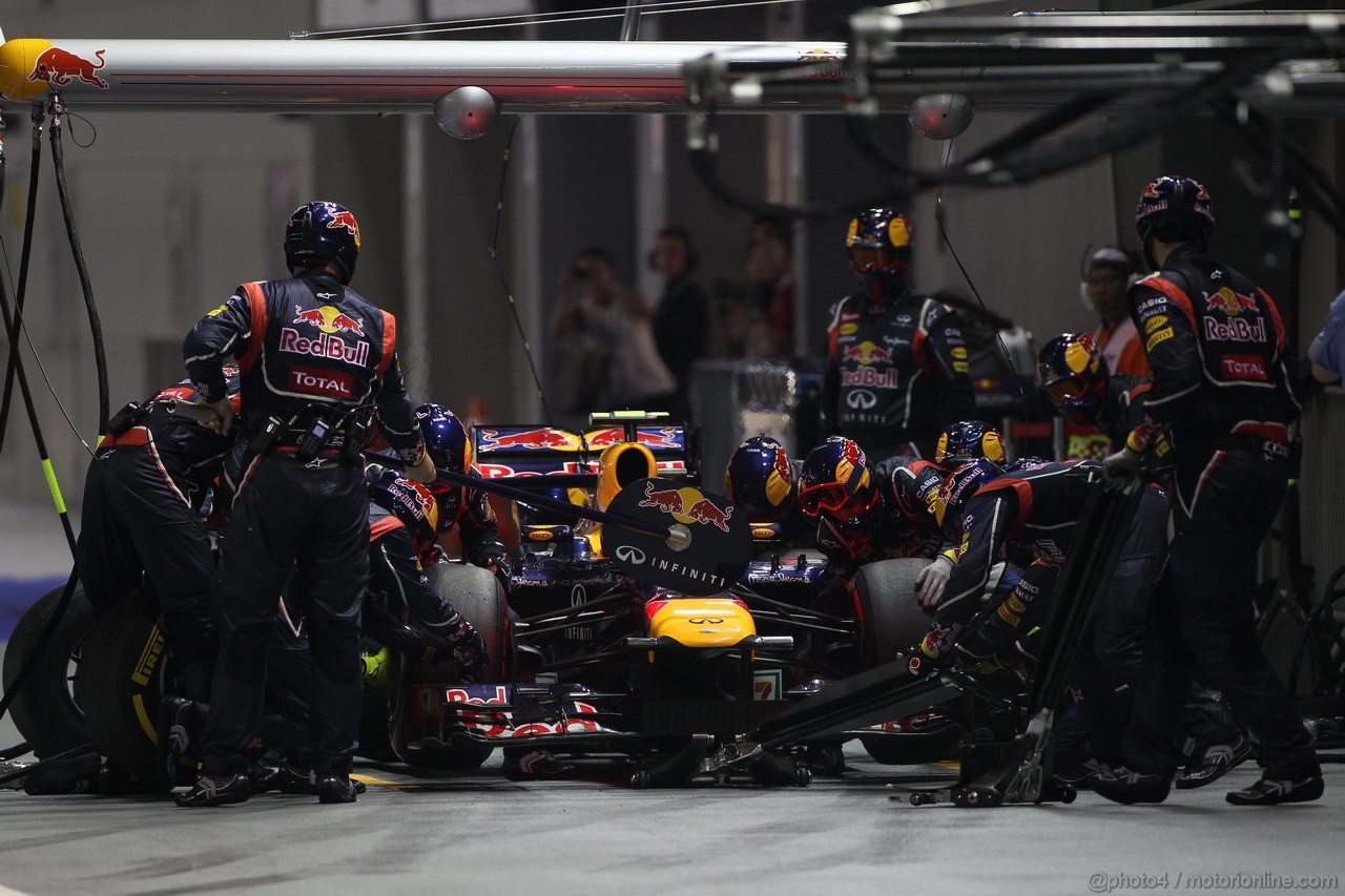 GP SINGAPORE, 23.09.2012 - Gara, Mark Webber (AUS) Red Bull Racing RB8 pit stop