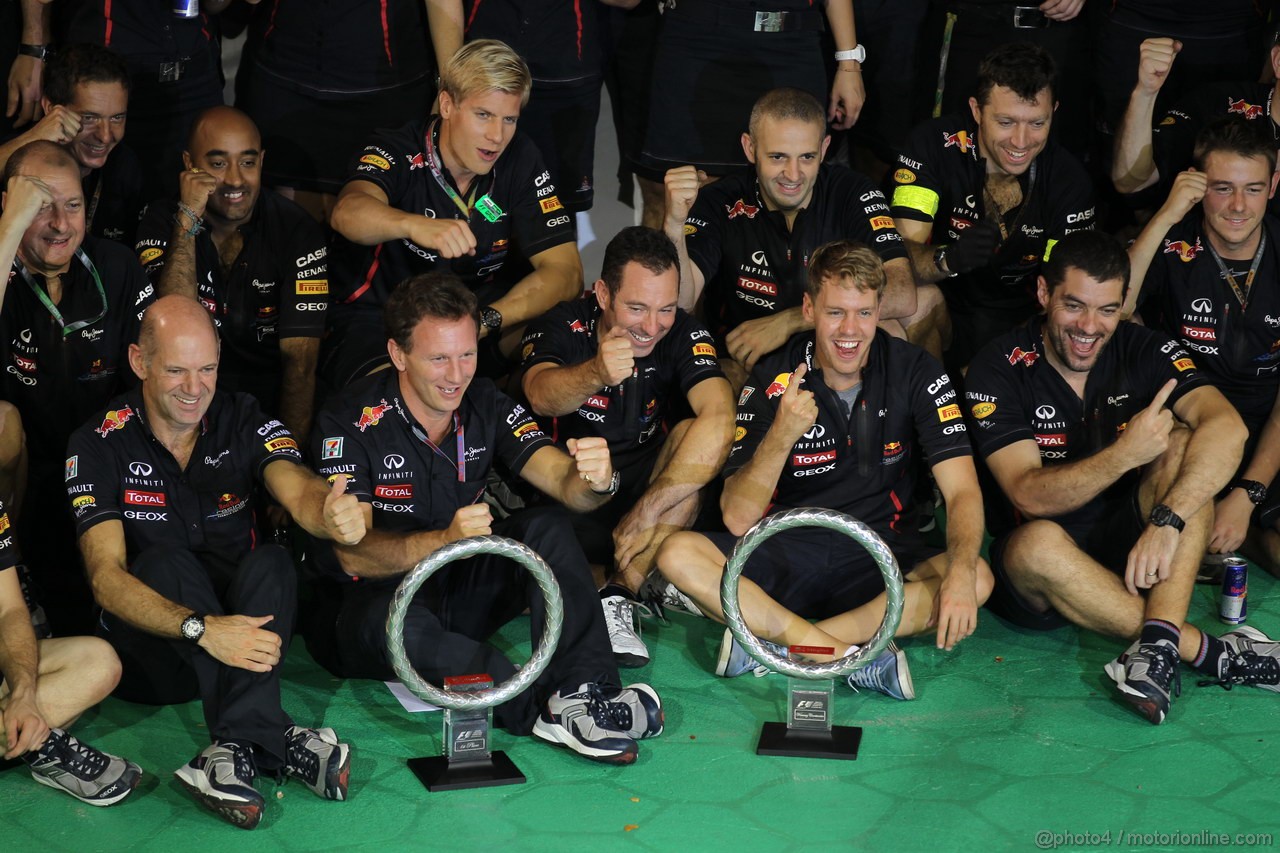 GP SINGAPORE, 23.09.2012 - Redbull team celebrate the vicotry of Sebastian Vettel (GER) Red Bull Racing RB8