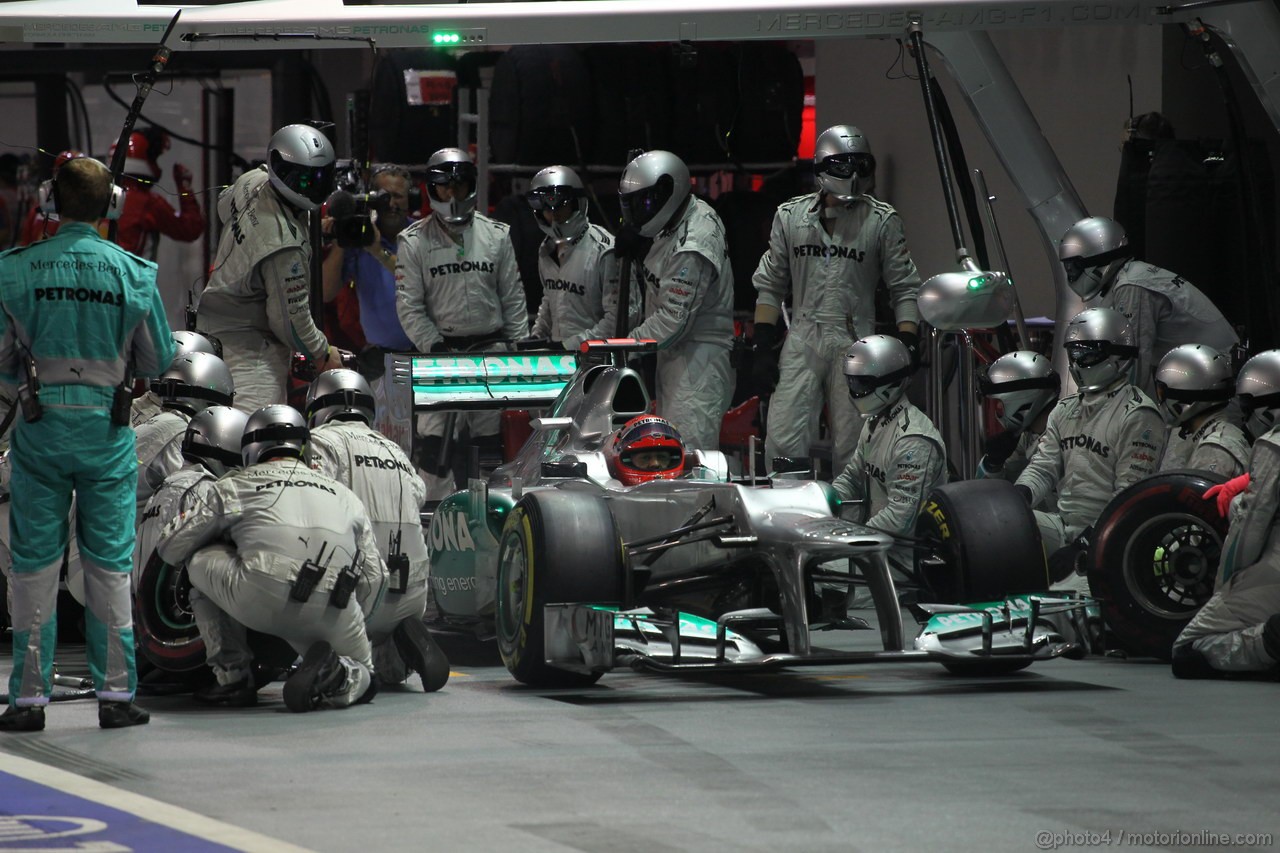 GP SINGAPORE, 23.09.2012 - Gara, Michael Schumacher (GER) Mercedes AMG F1 W03 pit stop
