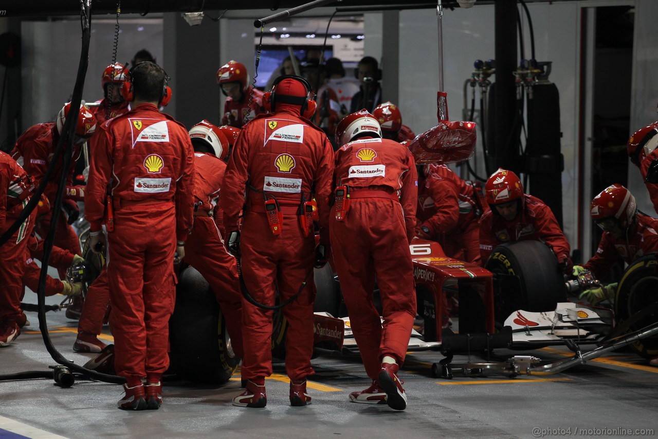 GP SINGAPORE, 23.09.2012 - Gara, Felipe Massa (BRA) Ferrari F2012 pit stop