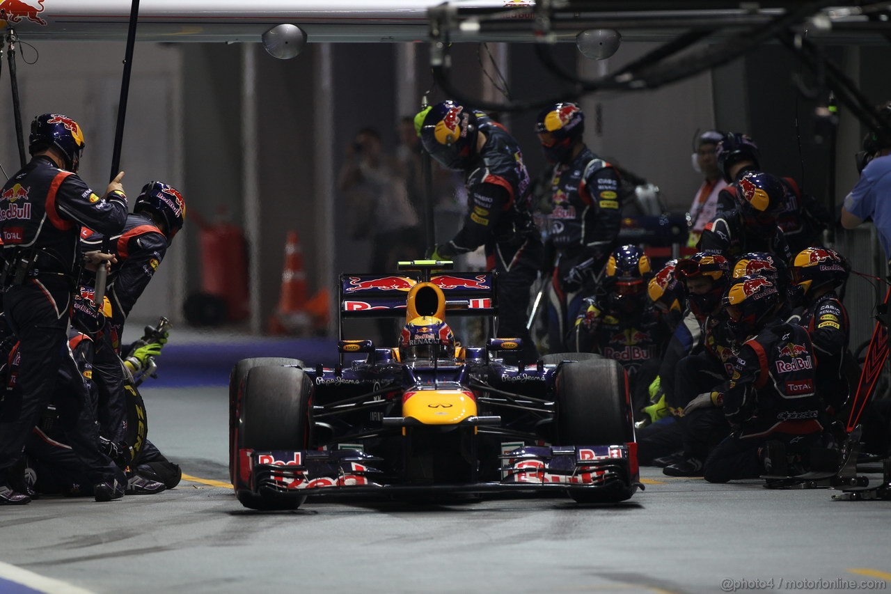 GP SINGAPORE, 23.09.2012 - Gara, Mark Webber (AUS) Red Bull Racing RB8 pitstop