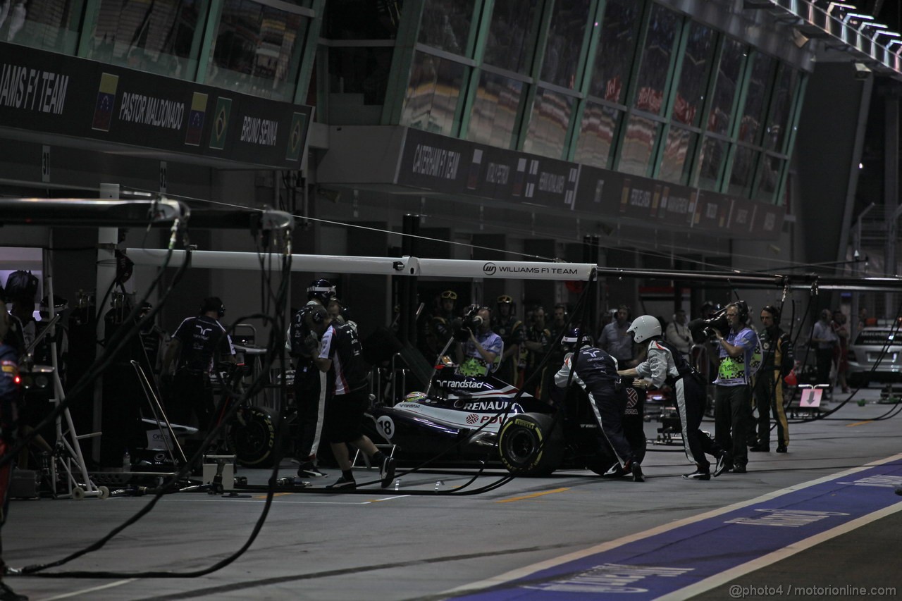 GP SINGAPORE, 23.09.2012 - Gara, Pastor Maldonado (VEN), Williams F1 Team FW34 retiring from the race