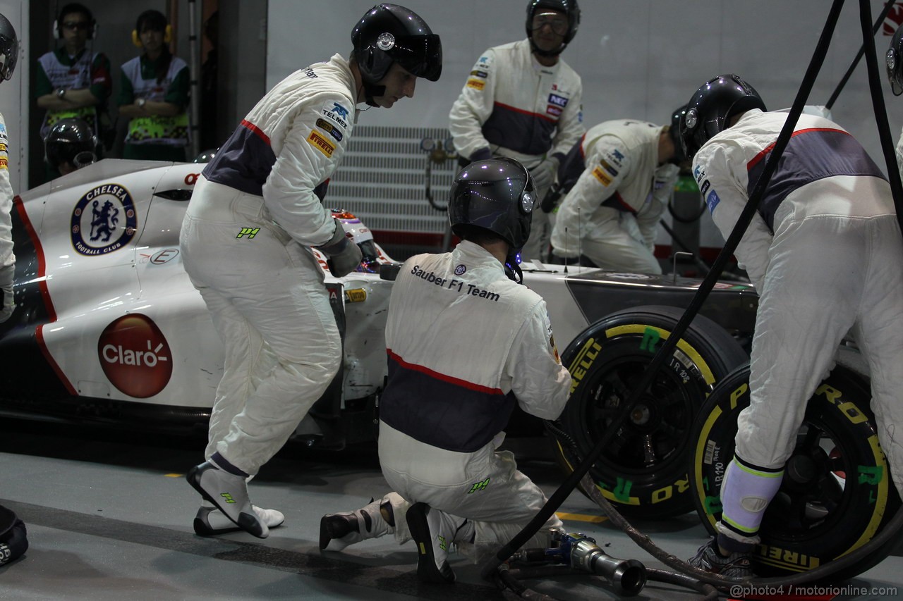 GP SINGAPORE, 23.09.2012 - Gara, Sergio Prez (MEX) Sauber F1 Team C31 pit-stop