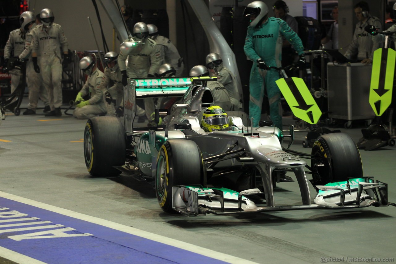 GP SINGAPORE, 23.09.2012 - Gara, Nico Rosberg (GER) Mercedes AMG F1 W03 pit-stop